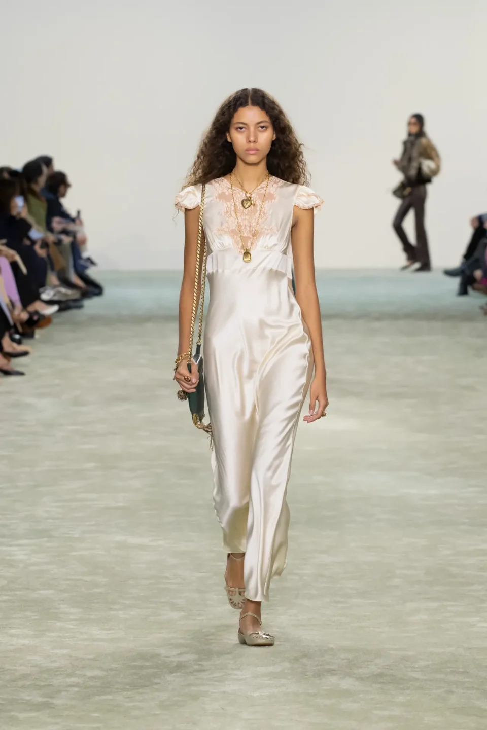 00023-chloe-fall-2025-ready-to-wear-credit-brand
