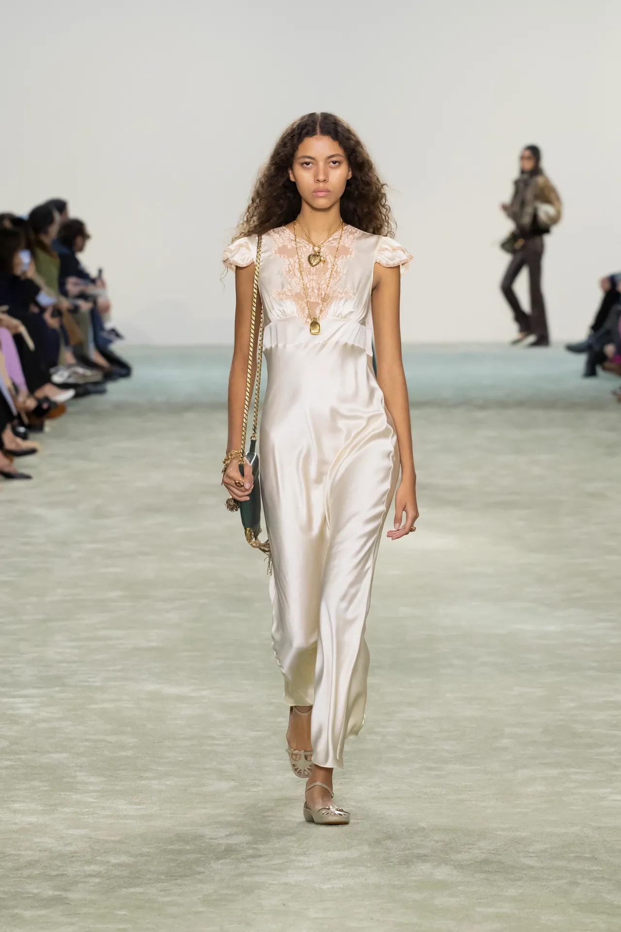 00023-chloe-fall-2025-ready-to-wear-credit-brand