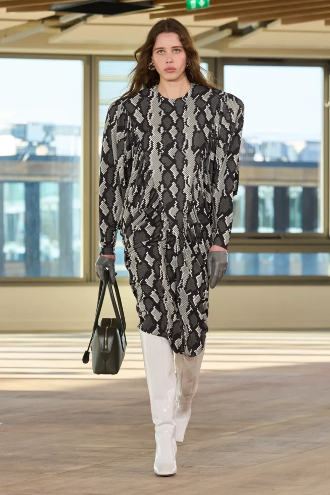 00023-stella-mccartney-fall-2025-ready-to-wear-credit-gorunway