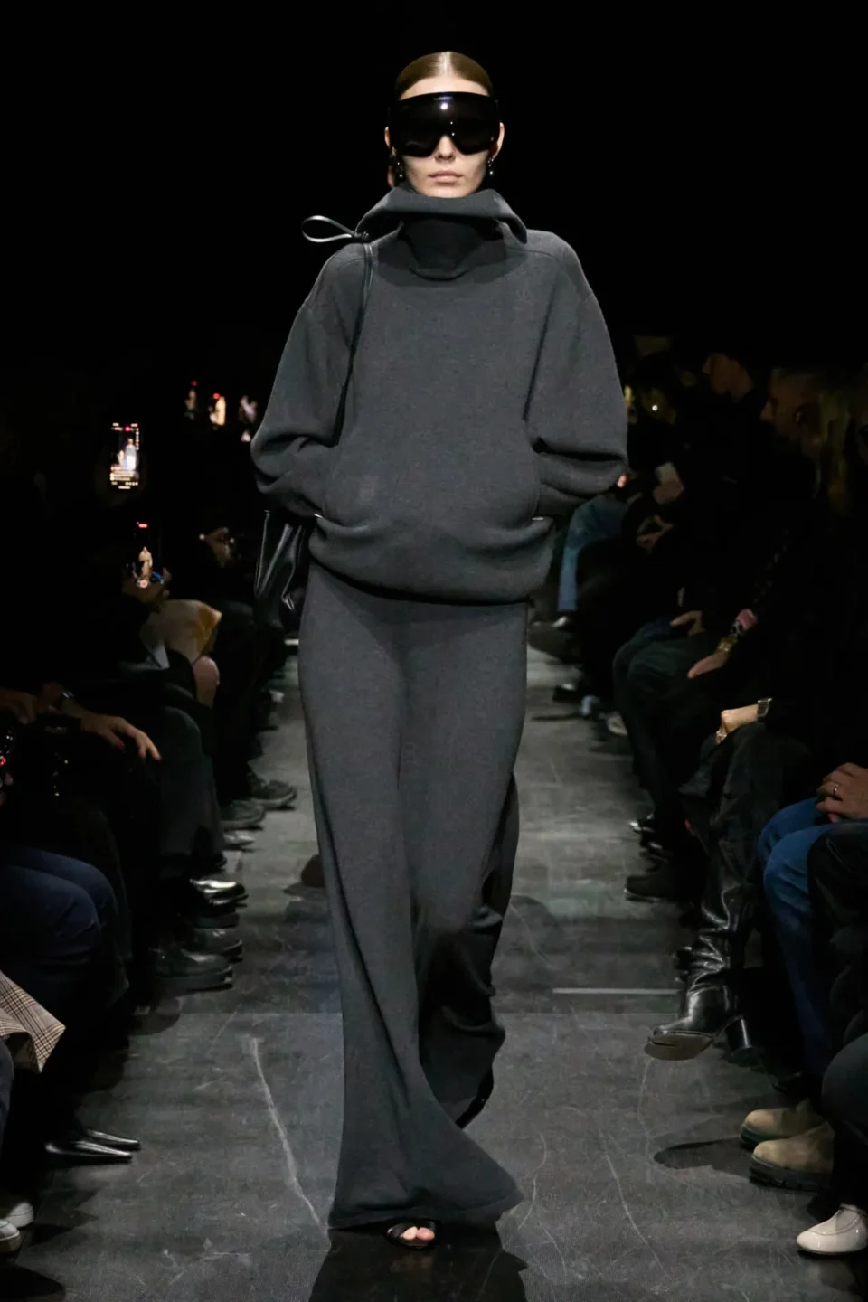 00024-balenciaga-fall-2025-ready-to-wear-credit-gorunway