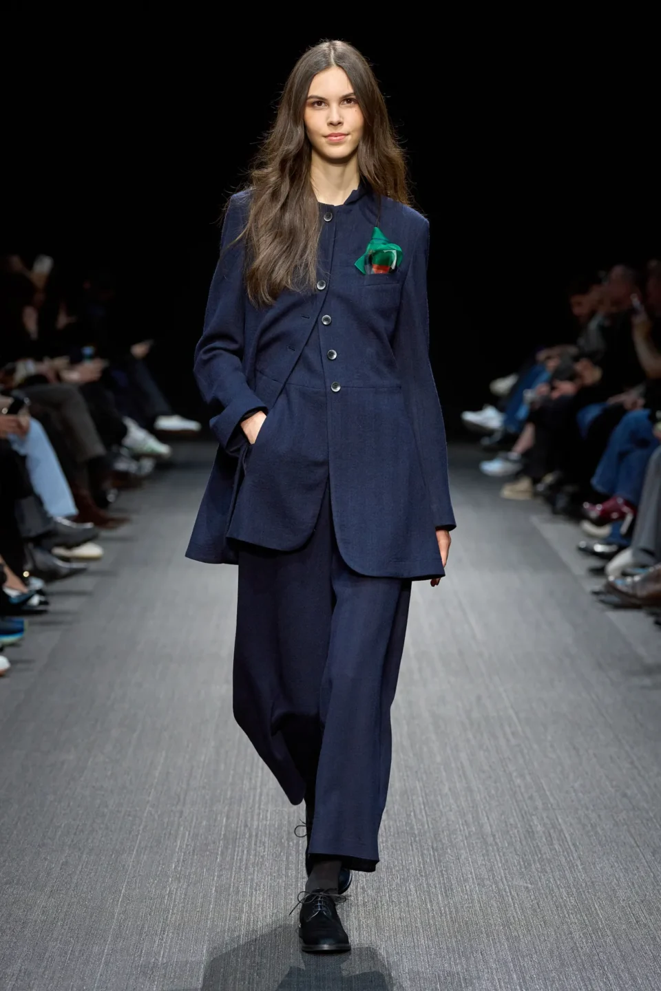 00025-emporio-armani-fall-2025-ready-to-wear-credit-gorunway
