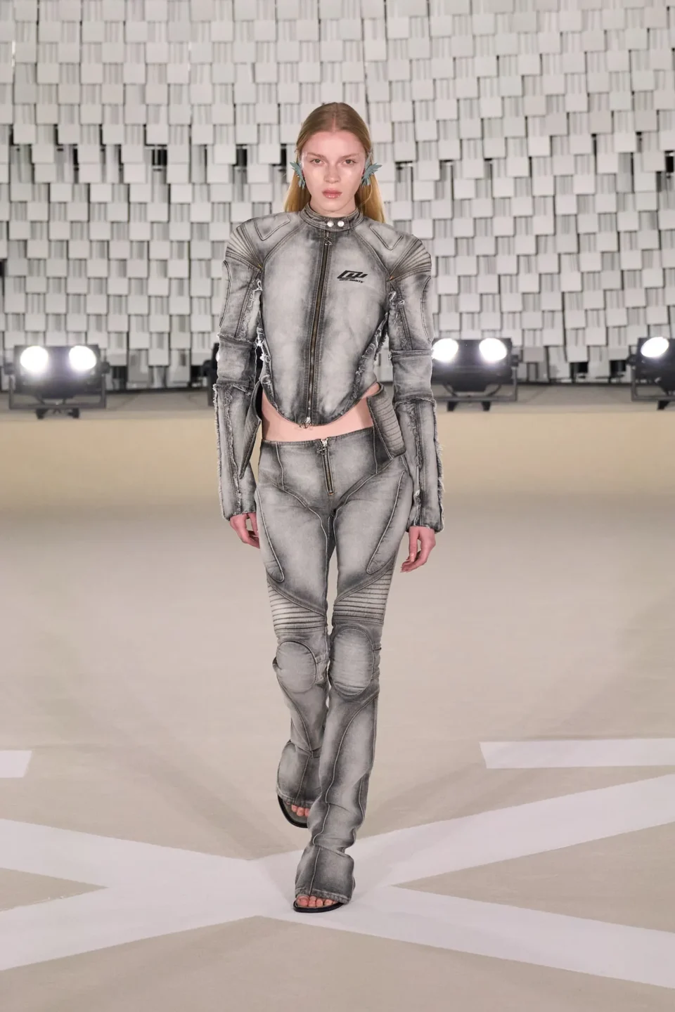 00027-off-white-fall-2025-ready-to-wear-credit-gorunway