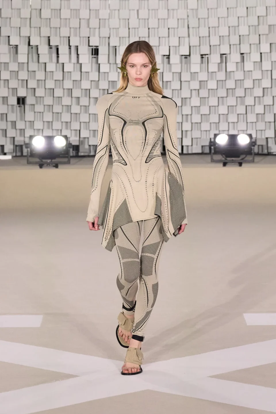 00029-off-white-fall-2025-ready-to-wear-credit-gorunway