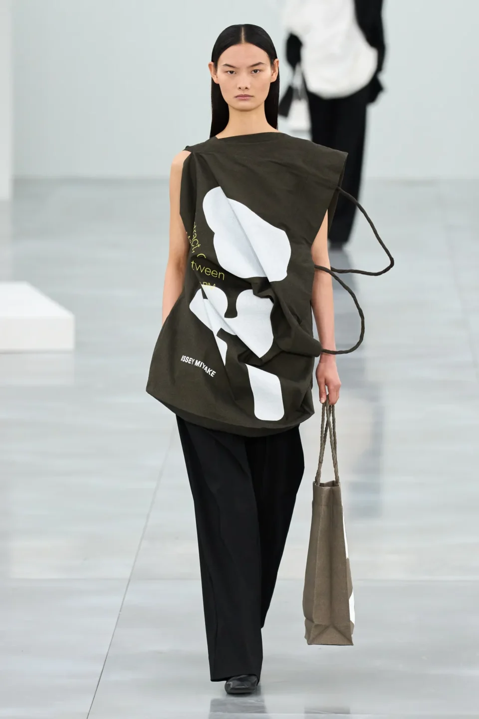 00031-issey-miyake-fall-2025-ready-to-wear-credit-gorunway