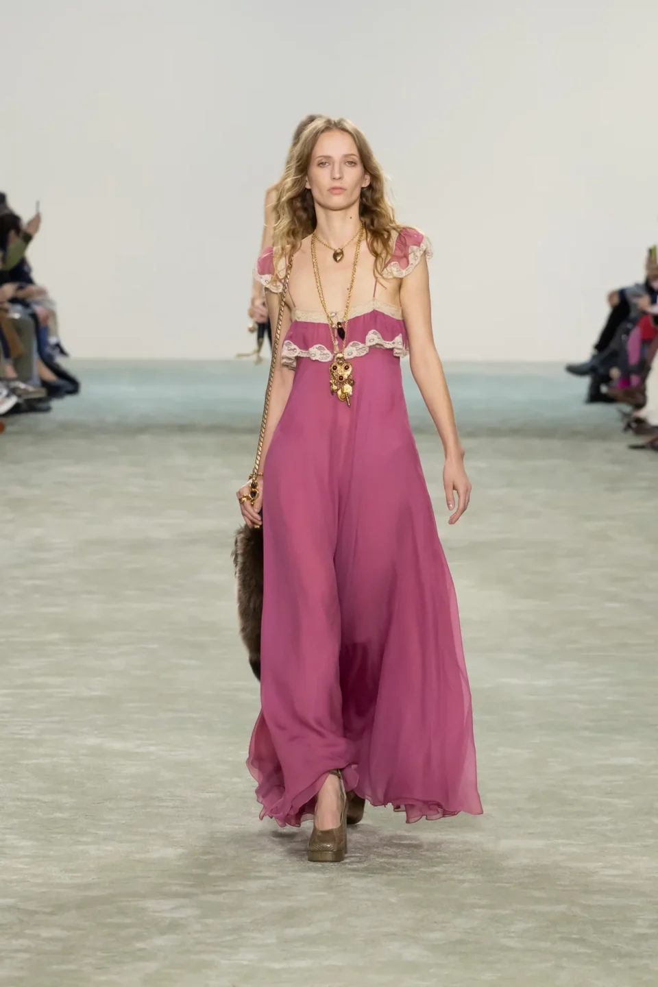 00032-chloe-fall-2025-ready-to-wear-credit-brand