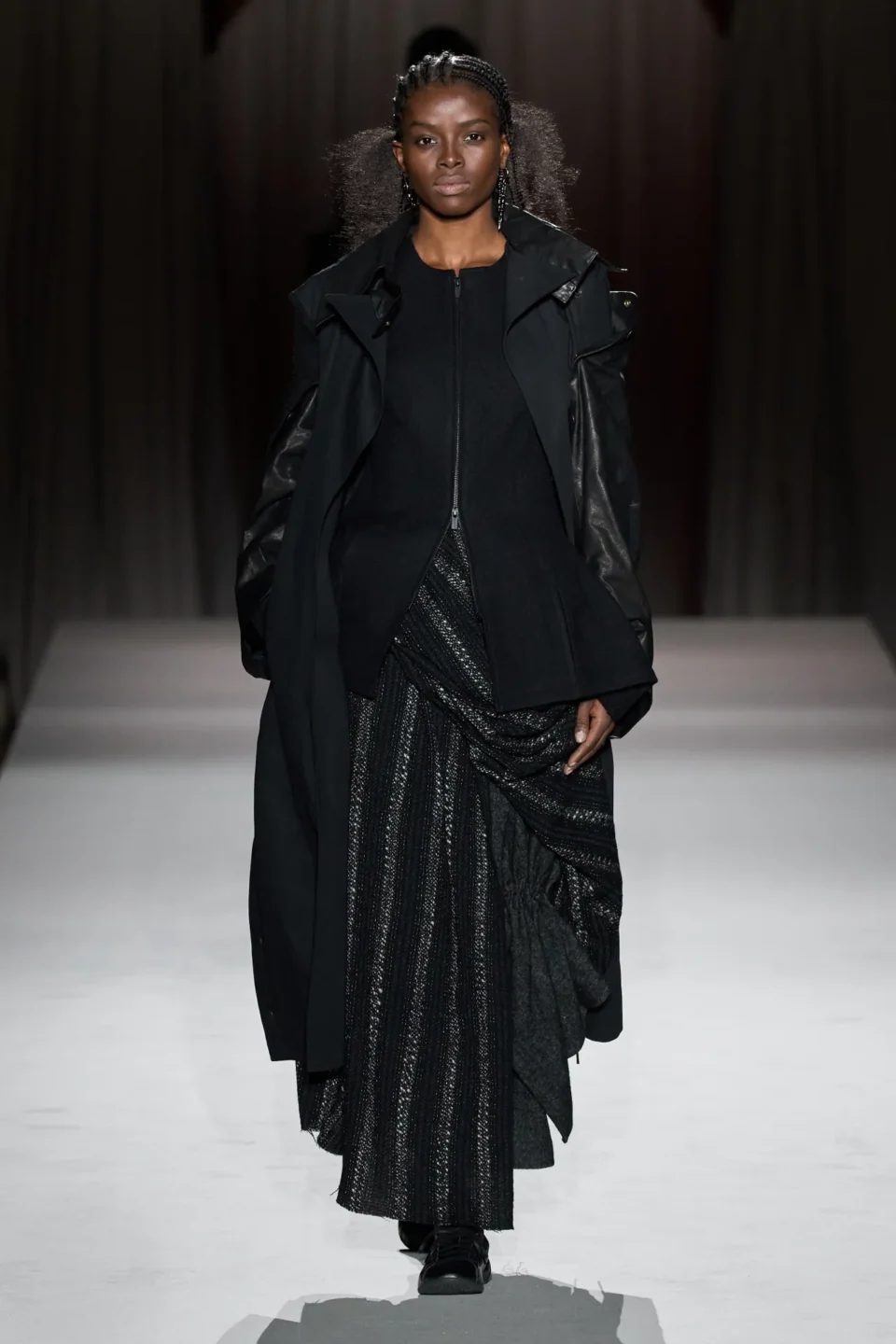 00032-yohji-yamamoto-fall-2025-ready-to-wear-credit-gorunway