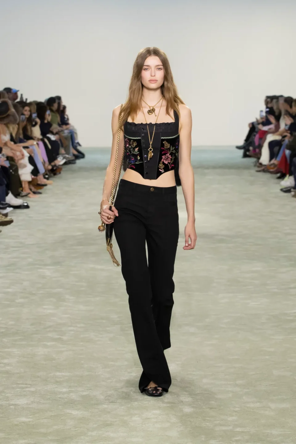 00033-chloe-fall-2025-ready-to-wear-credit-brand
