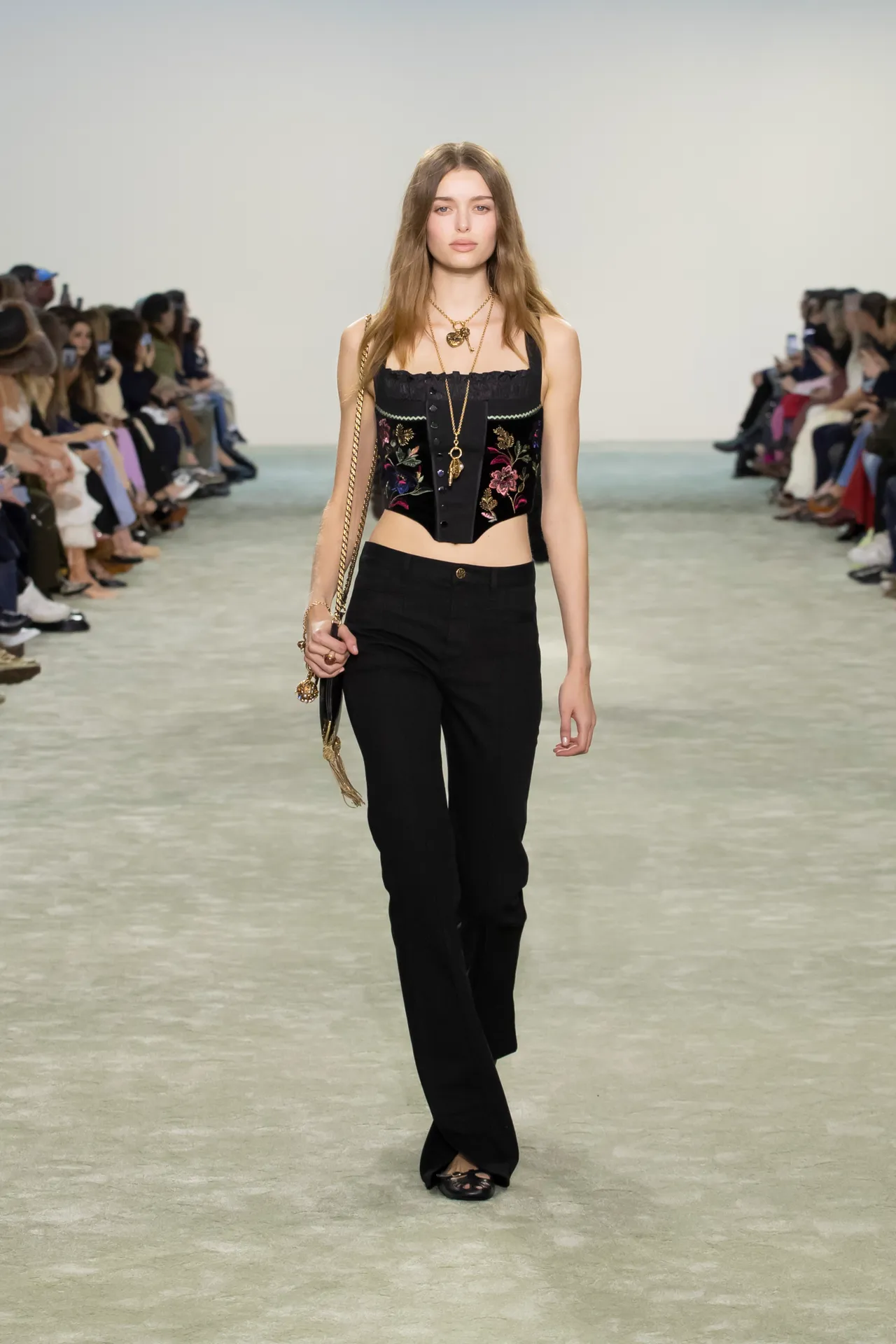00033-chloe-fall-2025-ready-to-wear-credit-brand