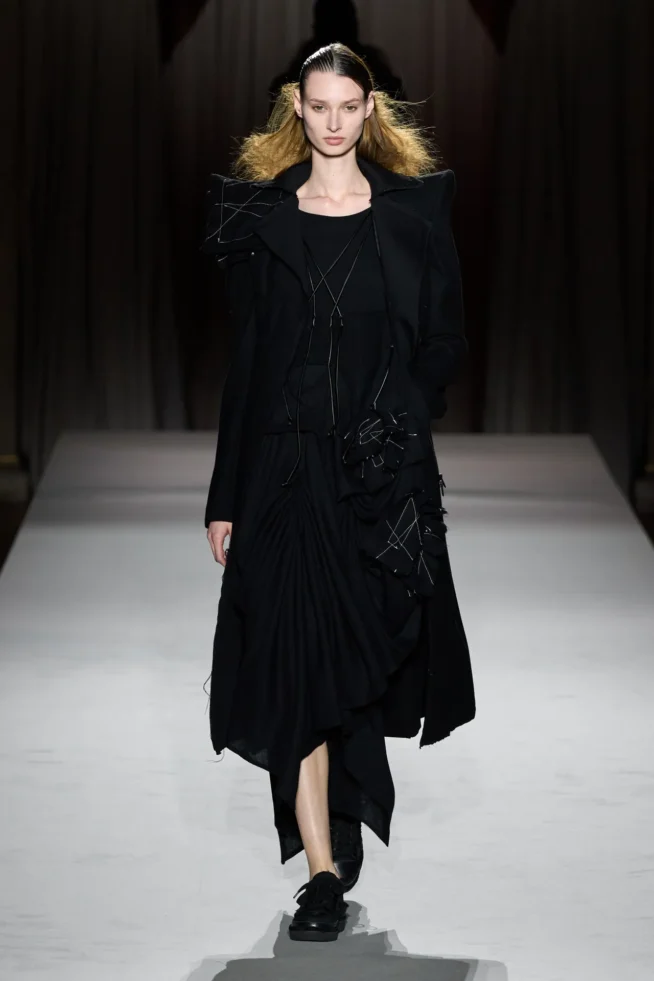00034-yohji-yamamoto-fall-2025-ready-to-wear-credit-gorunway