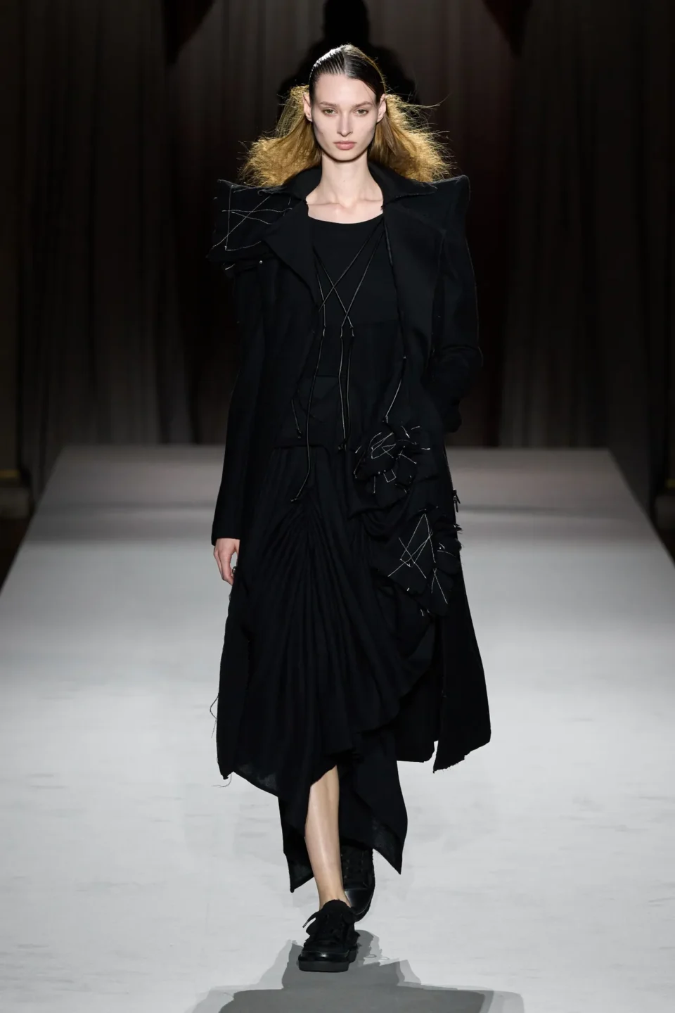 00034-yohji-yamamoto-fall-2025-ready-to-wear-credit-gorunway