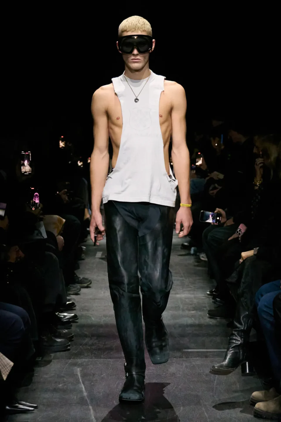 00035-balenciaga-fall-2025-ready-to-wear-credit-gorunway