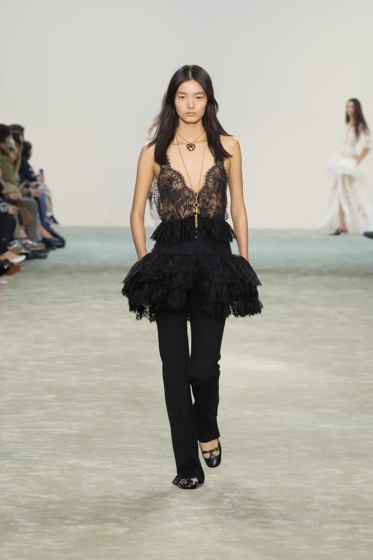 00035-chloe-fall-2025-ready-to-wear-credit-brand