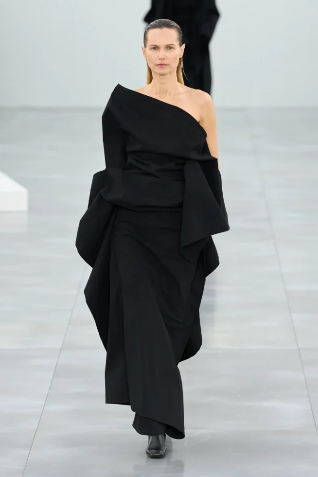 00035-issey-miyake-fall-2025-ready-to-wear-credit-gorunway