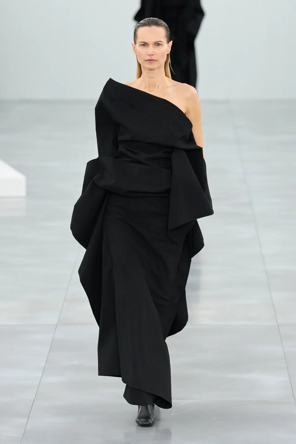 00035-issey-miyake-fall-2025-ready-to-wear-credit-gorunway