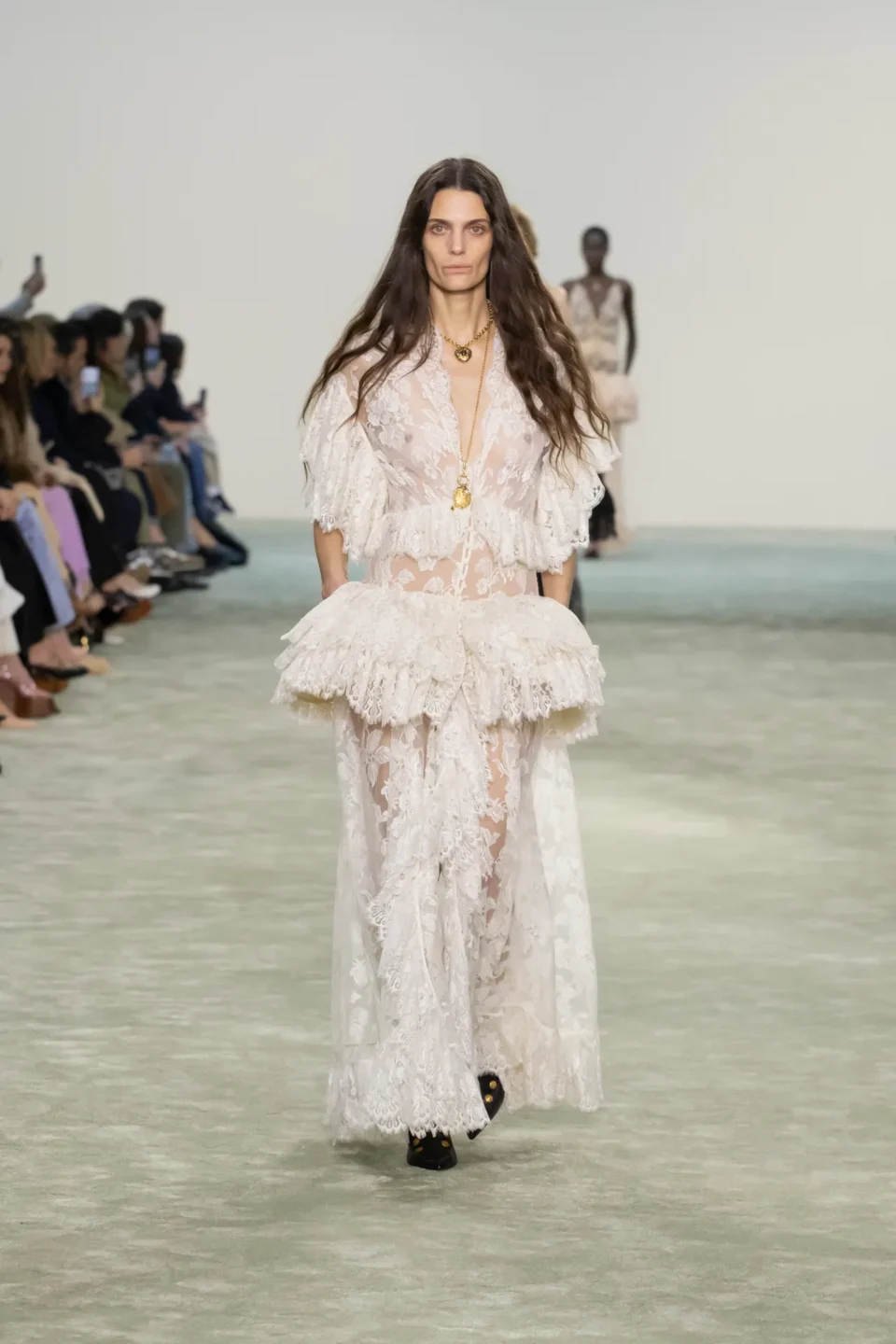 00037-chloe-fall-2025-ready-to-wear-credit-brand
