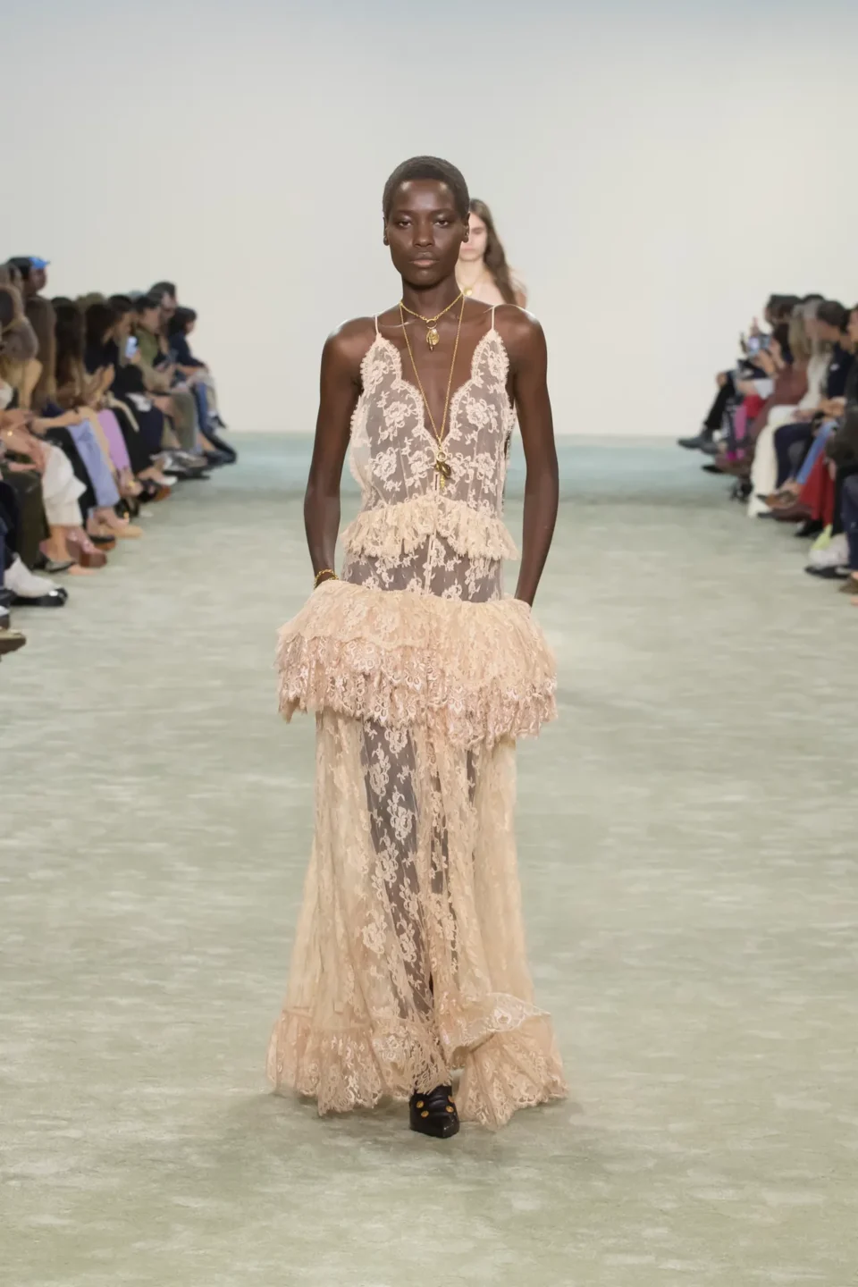 00039-chloe-fall-2025-ready-to-wear-credit-brand