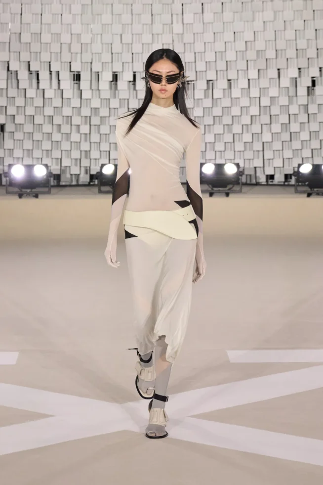 00040-off-white-fall-2025-ready-to-wear-credit-gorunway