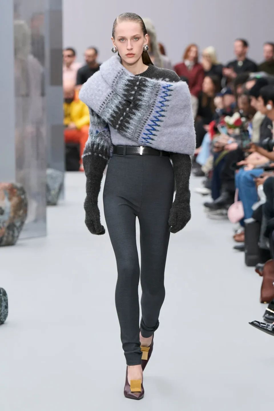 00041-acne-studios-fall-2025-ready-to-wear-credit-gorunway