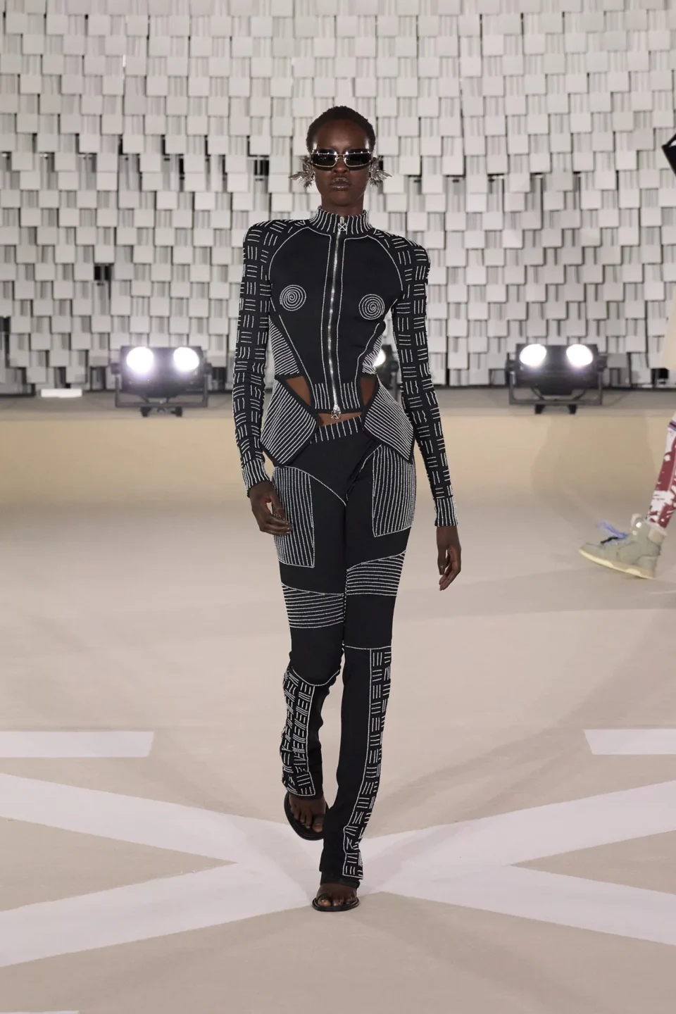 00041-off-white-fall-2025-ready-to-wear-credit-gorunway