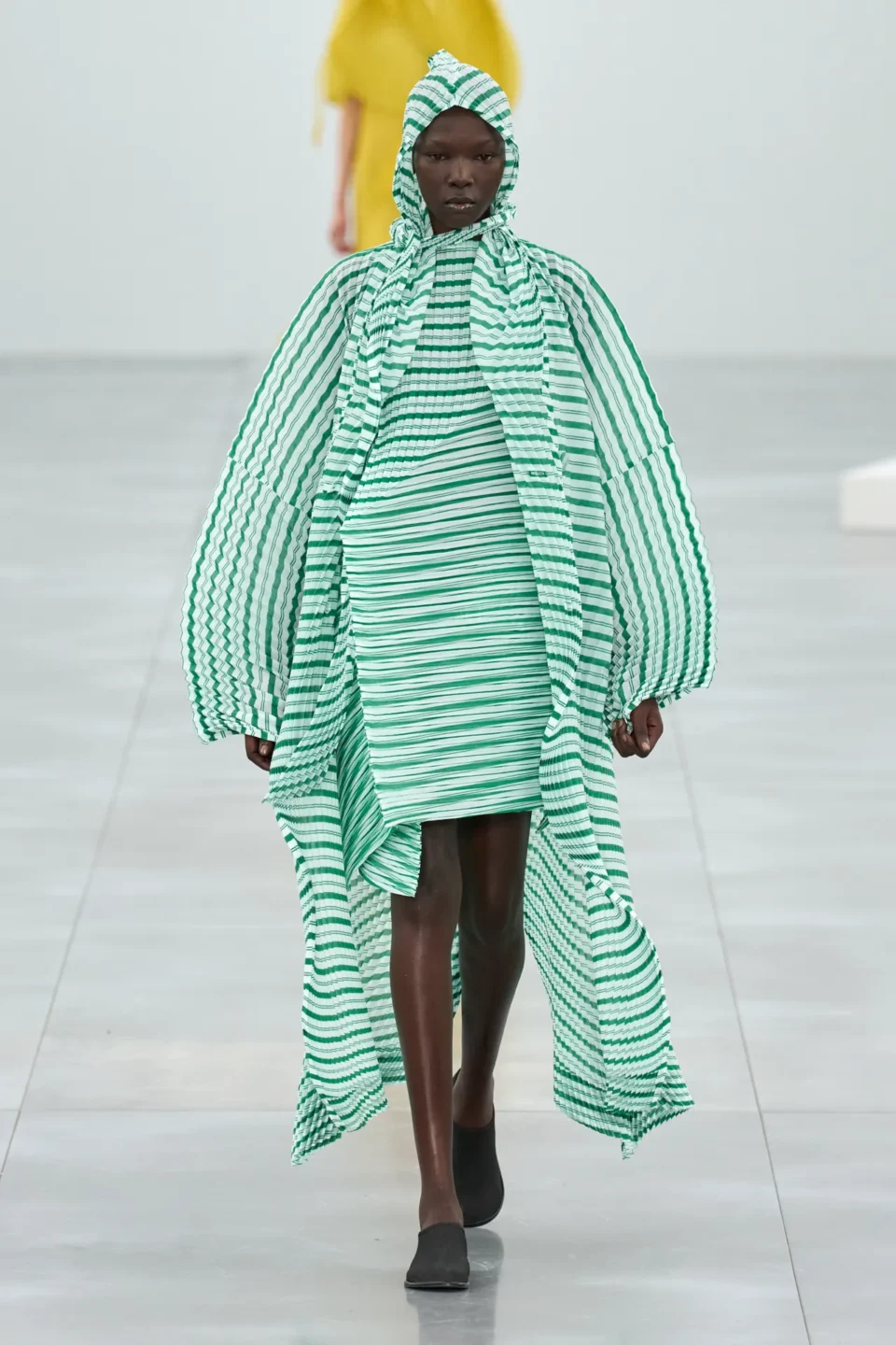 00042-issey-miyake-fall-2025-ready-to-wear-credit-gorunway
