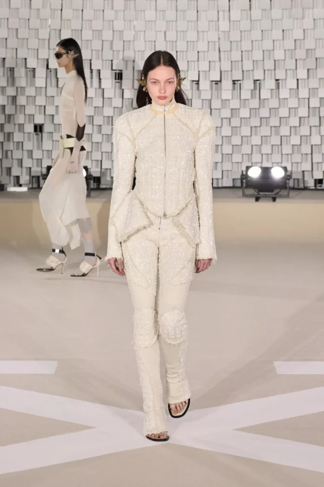 00042-off-white-fall-2025-ready-to-wear-credit-gorunway