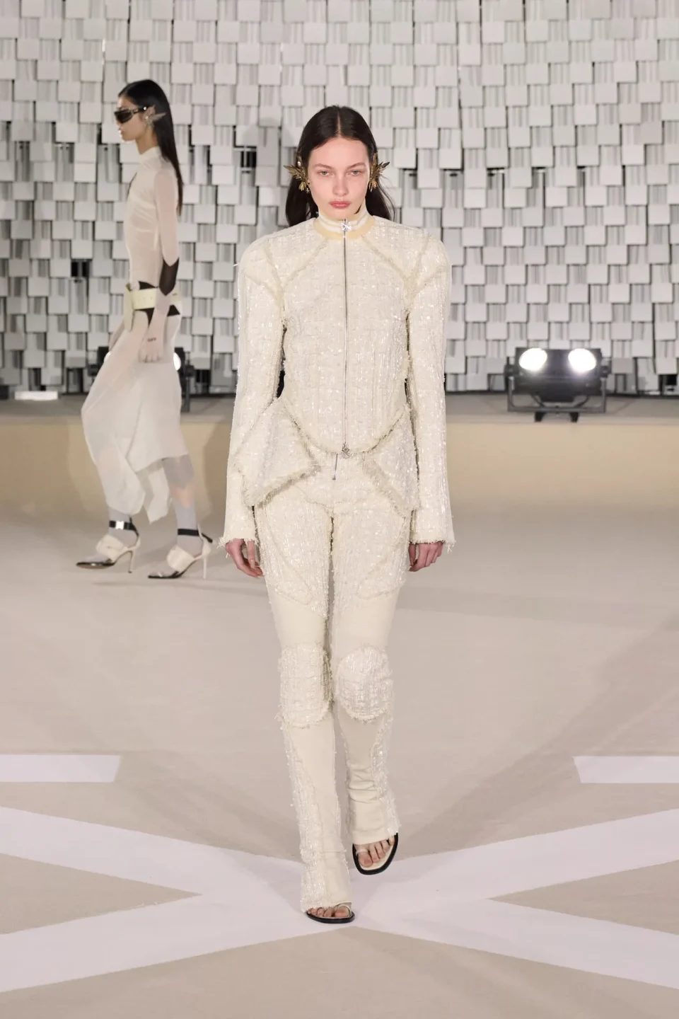 00042-off-white-fall-2025-ready-to-wear-credit-gorunway