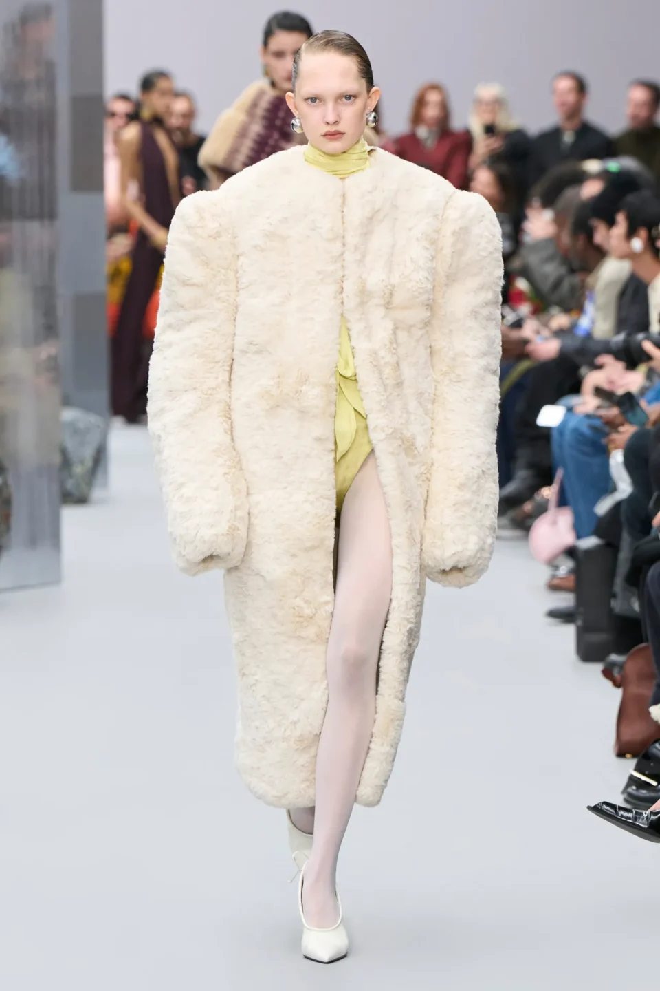 00043-acne-studios-fall-2025-ready-to-wear-credit-gorunway