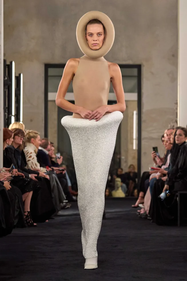 00043-alaia-fall-2025-ready-to-wear-credit-brand