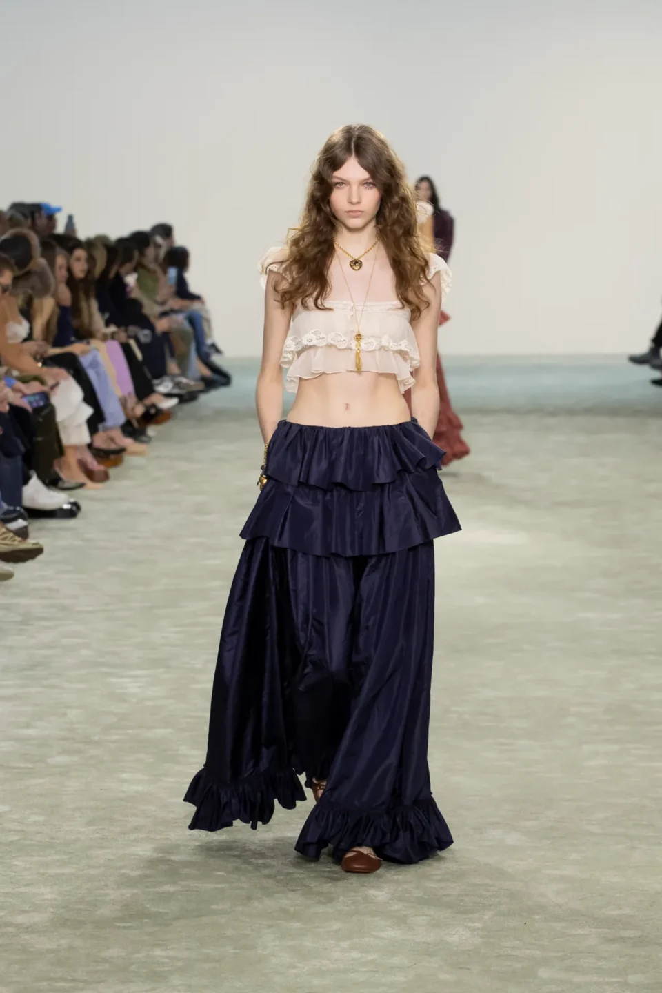 00043-chloe-fall-2025-ready-to-wear-credit-brand