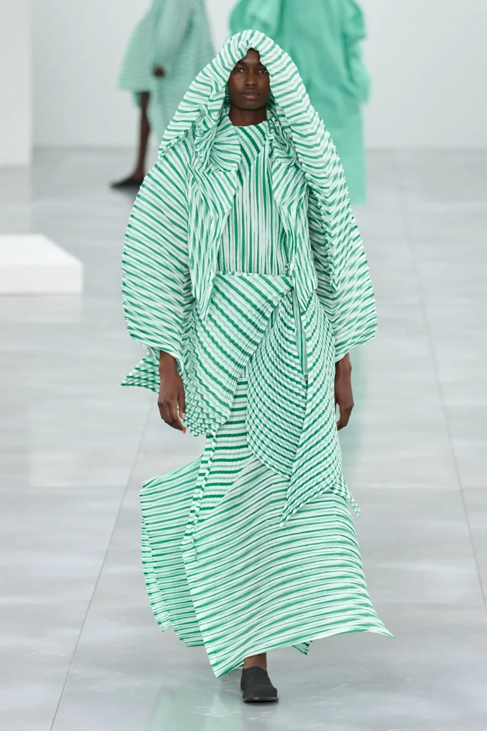 00045-issey-miyake-fall-2025-ready-to-wear-credit-gorunway