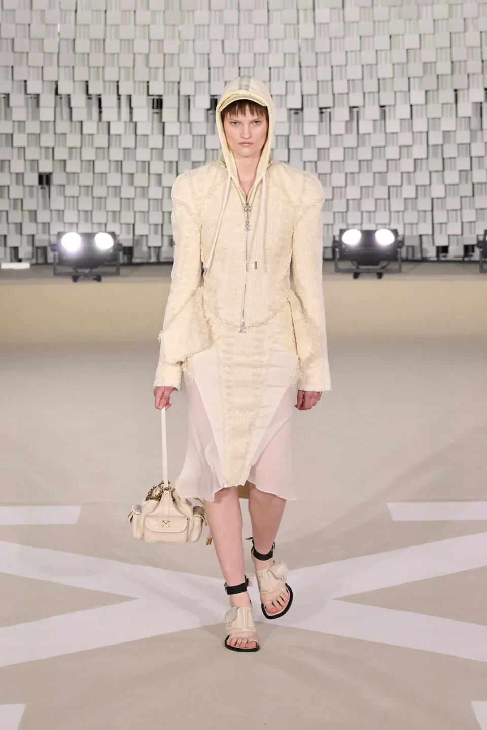 00046-off-white-fall-2025-ready-to-wear-credit-gorunway