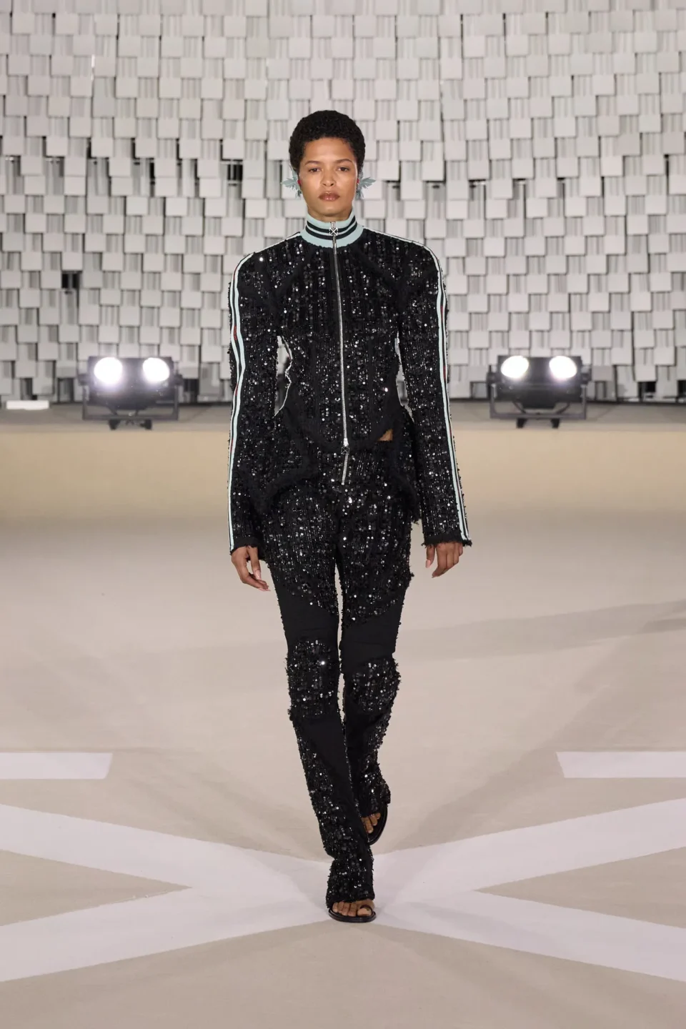 00049-off-white-fall-2025-ready-to-wear-credit-gorunway