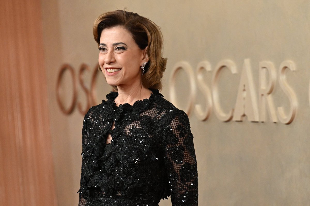 Fernanda Torres veste Chanel no Oscar 2025
Atriz brasileira escolheu a grife francesa para a noite do 97º Oscar, em Los Angeles.