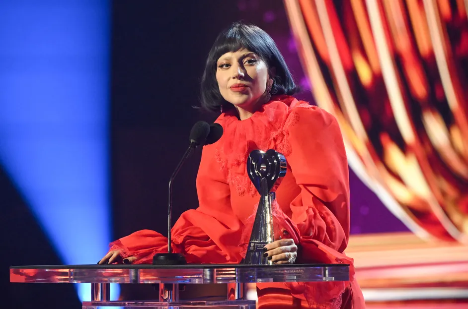 O que as estrelas da música vestiram no IHeartRadio Music Awards 2025
Do high fashion arquitetônico de Lady Gaga ao mix de referências de Bad Bunny, os melhores looks da premiação americana.