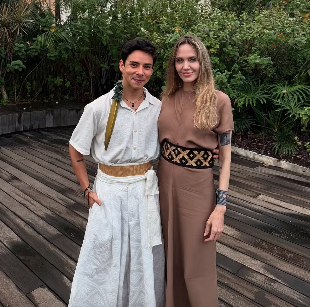 Angelina Jolie no Brasil: moda, ativismo e rumores de loja no Brasil
Atriz visita o Brasil, encontra criativos da moda, apoia causas indígenas e pode lançar o Atelier Jolie no País