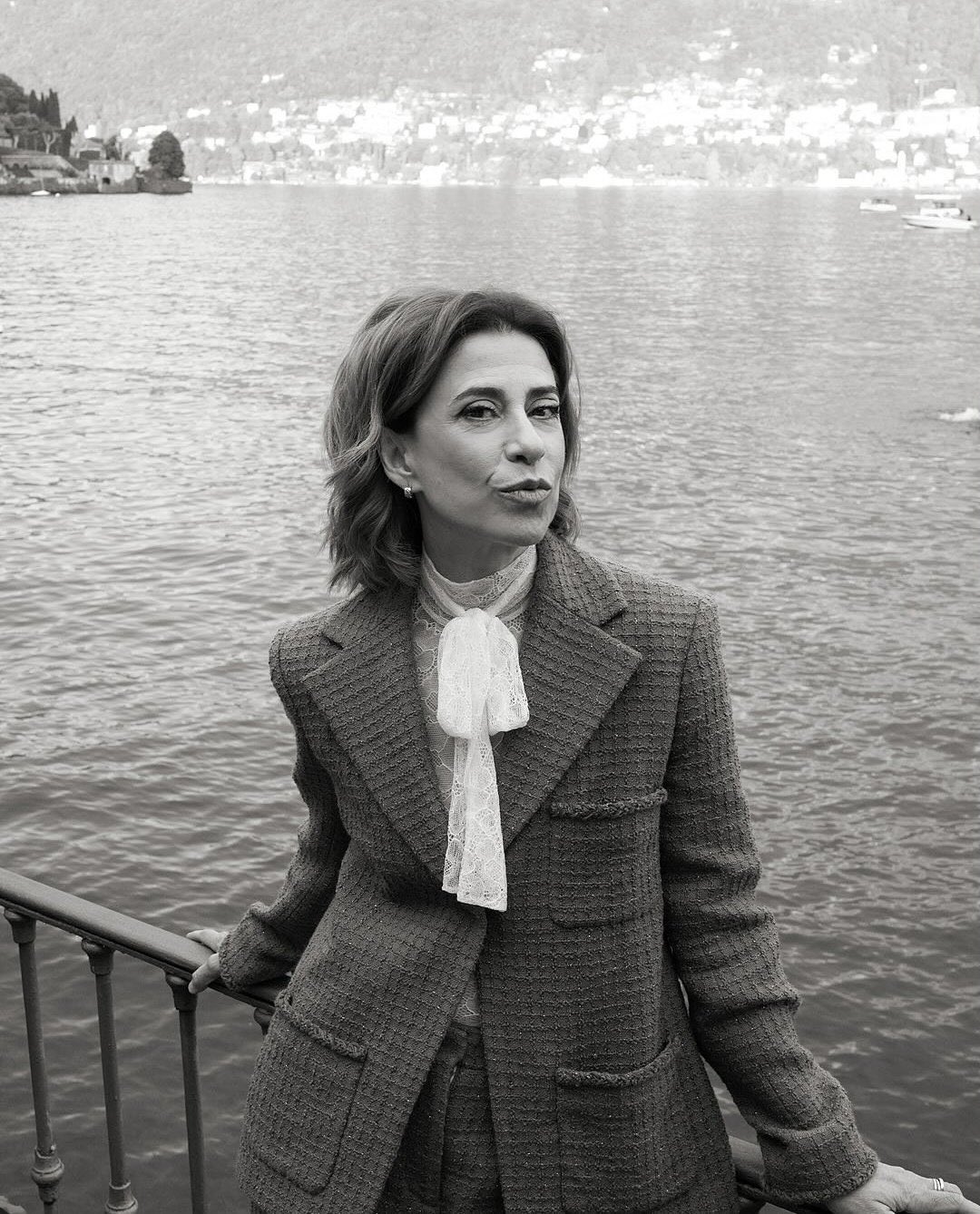 Fernanda Torres assiste desfile da Chanel no Lago de Como, na Itália
