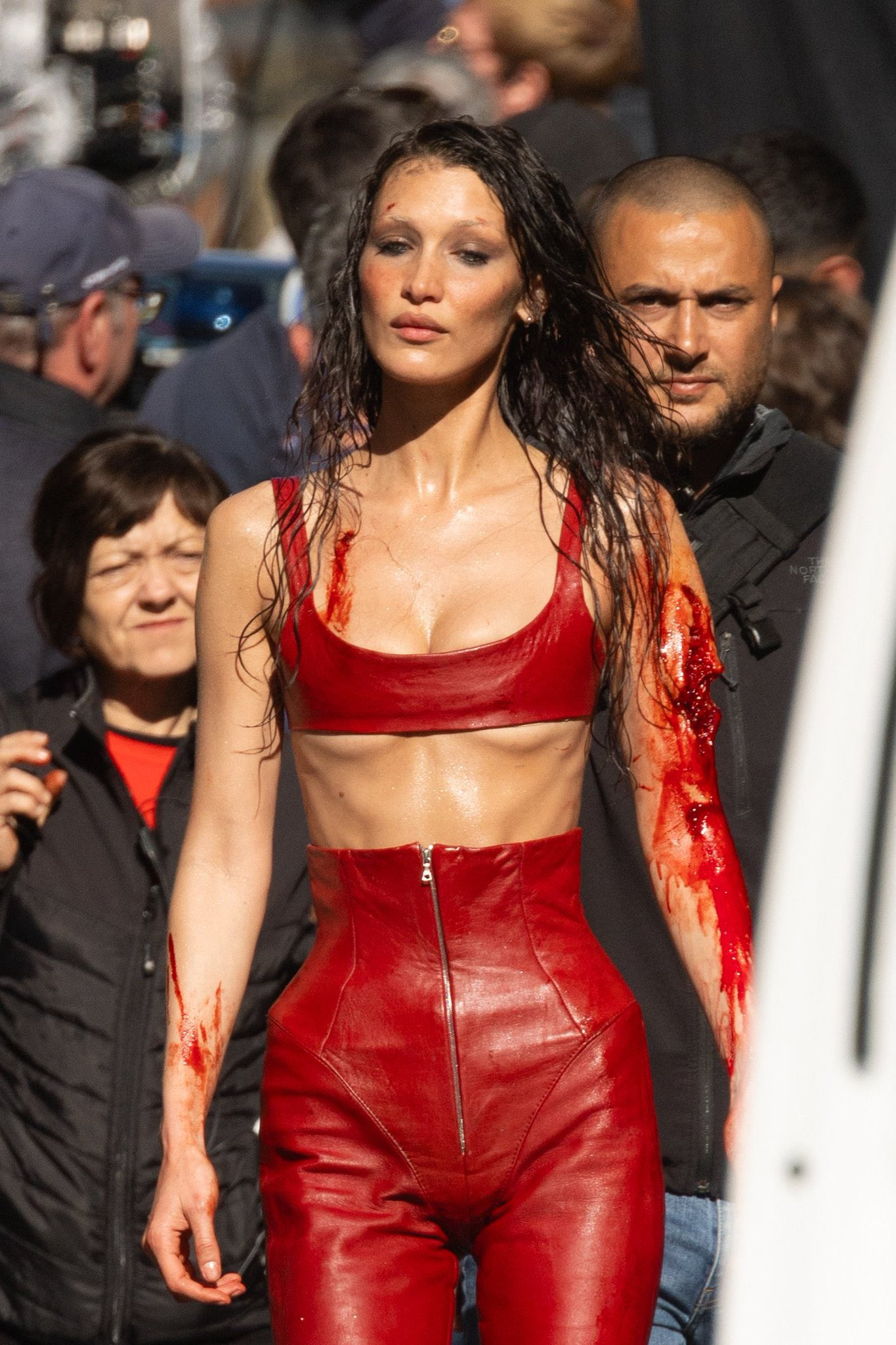 Bella Hadid encarna personagem sexy e provocante em nova série de Ryan Murphy
Com uma trama intrigante e estética sombria, Bella Hadid se aventura em sua primeira grande atuação em TV na série de Ryan Murphy gravada em Paris.