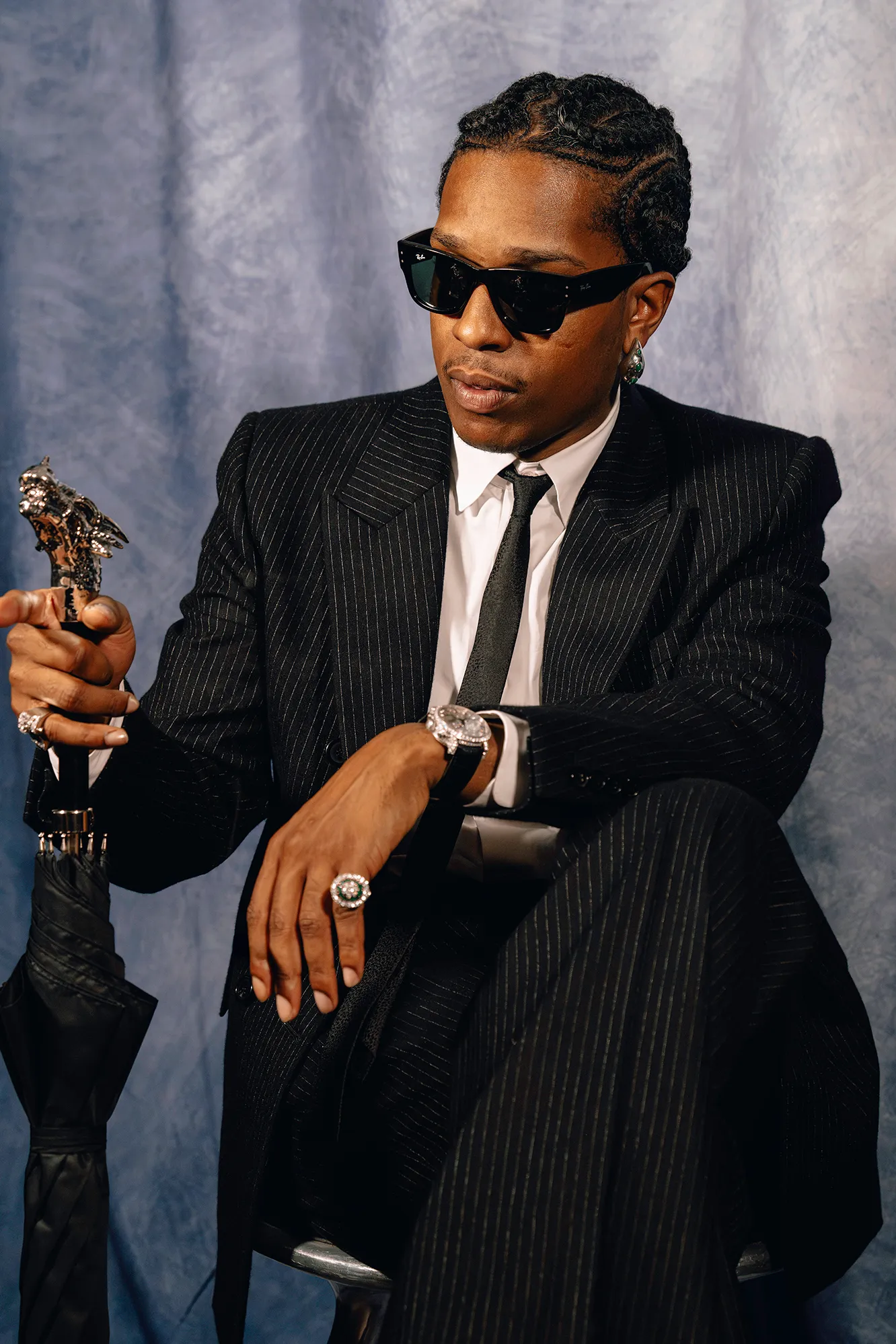 A$AP Rocky assina sua primeira coleção com a Ray-Ban
Artista assume direção criativa da marca e apresenta releituras de modelos clássicos com o toque visual do coletivo AWGE.