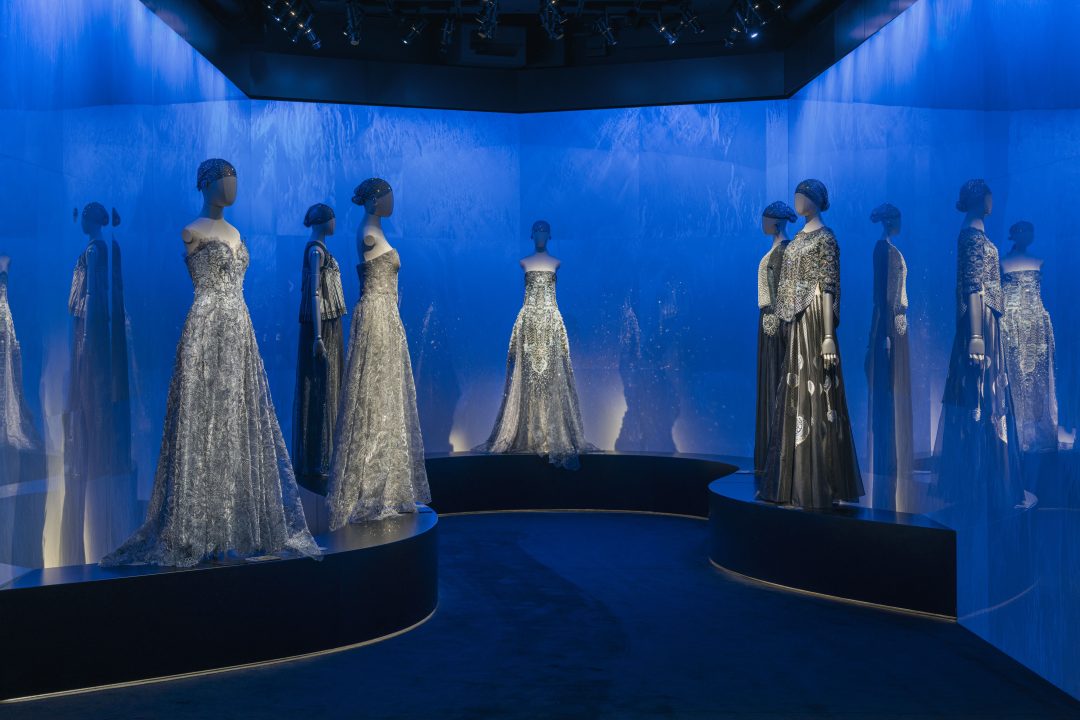 Giorgio Armani abre acervo de alta-costura ao público em exposição no Silos, em Milão