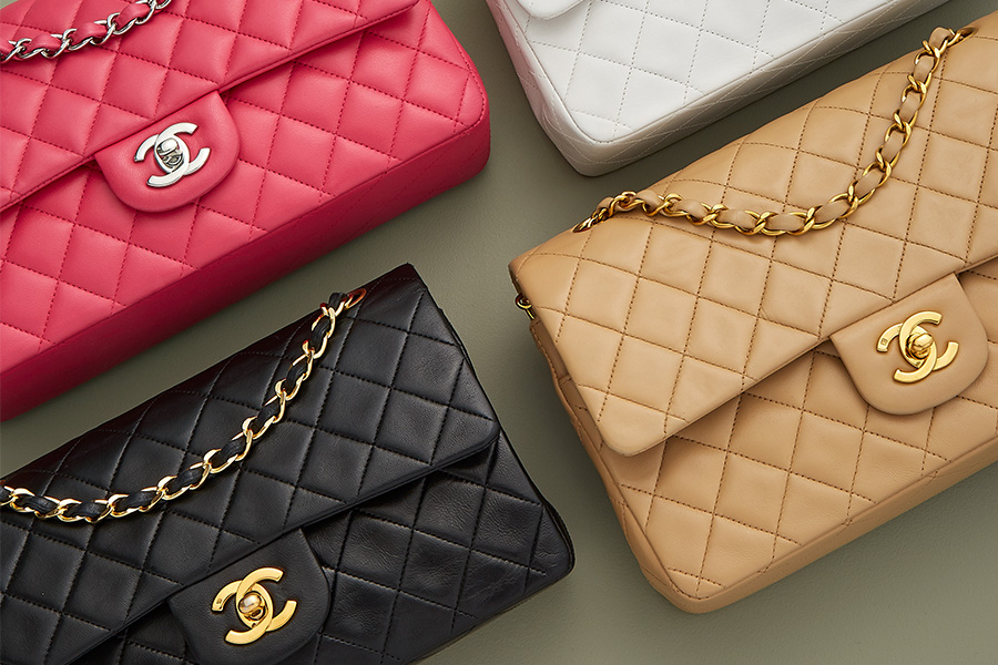 Bolsa Chanel 2.55 vermelha, branca, preta e bege.
