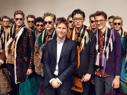 Christopher Bailey, que foi diretor criativo da Burberry de 2004 a 2018, em torno de modelos homens.