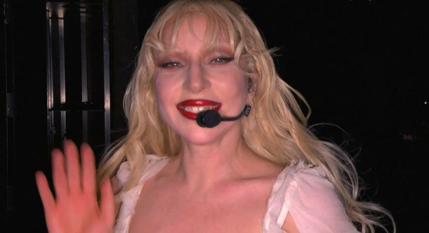 O lip combo secreto da beleza de Lady Gaga no Brasil
O batom vermelho com brilho de vinil de Gaga resistiu a duas horas de performance, calor e histeria coletiva. Descubra como replicar.