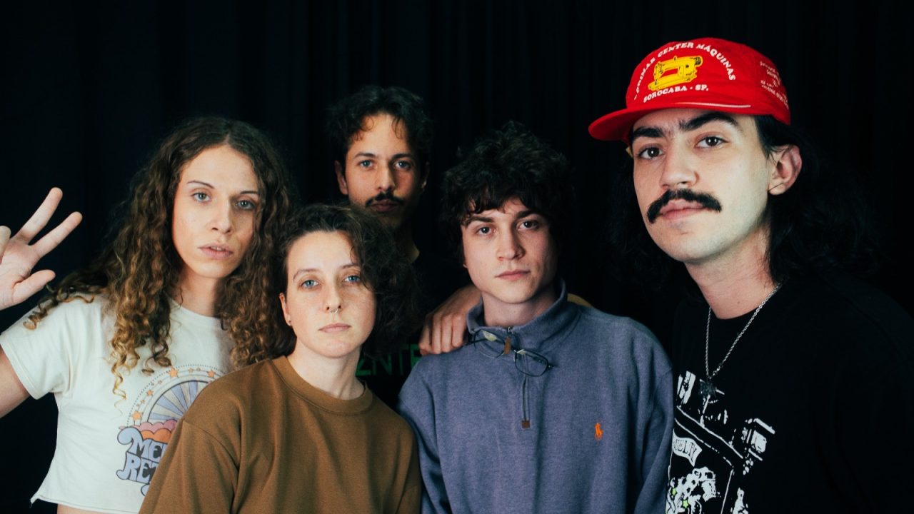 Antônio dos Anjos (voz), João Paulo Pretto (voz e guitarra), Maitê Fontalva (baixo e voz), Carol Werutsky (bateria) e Eduardo Possa (baixo) da banda Exclusive Os Cabides posando para foto em grupo.