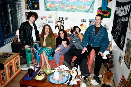 Antônio dos Anjos (voz), João Paulo Pretto (voz e guitarra), Maitê Fontalva (baixo e voz), Carol Werutsky (bateria) e Eduardo Possa (baixo) da banda Exclusive Os Cabides sentados no sofá em foto meio indie sleaze com referências de cultura pop.