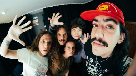 Antônio dos Anjos (voz), João Paulo Pretto (voz e guitarra), Maitê Fontalva (baixo e voz), Carol Werutsky (bateria) e Eduardo Possa (baixo) da banda Exclusive Os Cabides posando para foto em lente de peixe. 