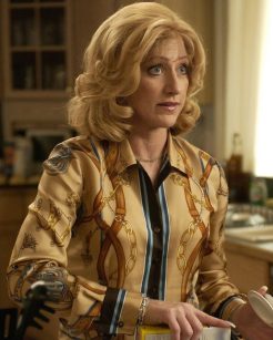 Carmela Soprano (Edie Falco) de The Sopranos usando um camisa de seda da Gucci. 