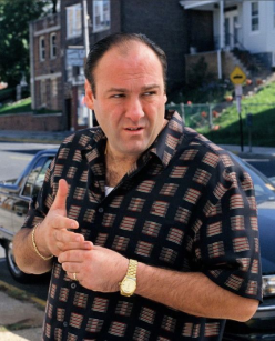 Tony Soprano (James Gandolfini) de The Sopranos usando uma camisa bowling e um relógio de ouro meio mafioso. 