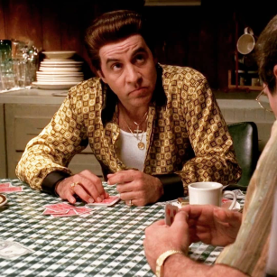 Silvio Dante (Steven Van Zandt) de The Sopranos usando um conjunto dourado repleto de logotipos com o seu clássico topete. 