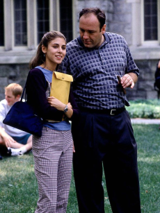 Meadow Soprano (Jamie-Lynn Sigler) de The Sopranos ao lado de Tony Soprano. 