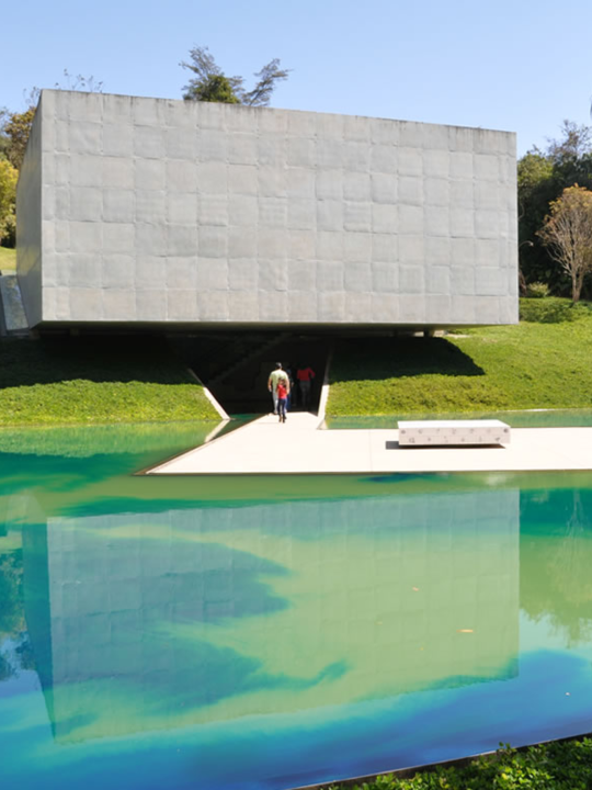 9 espaços culturais pelo Brasil para visitar sem pressa
Do concreto à mata atlântica, uma travessia por casas, parques e institutos que preservam arte, arquitetura e pensamento